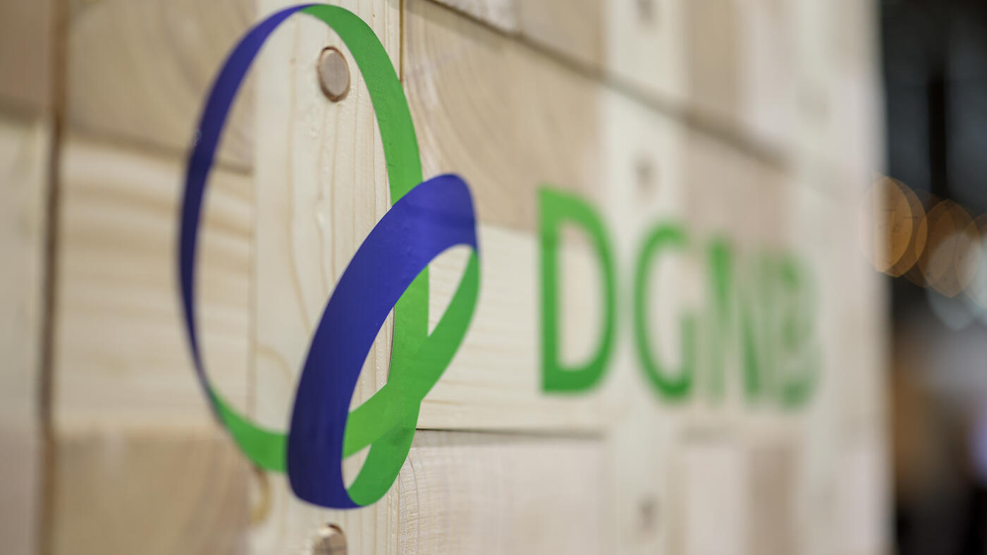 DGNB Logo auf Holz