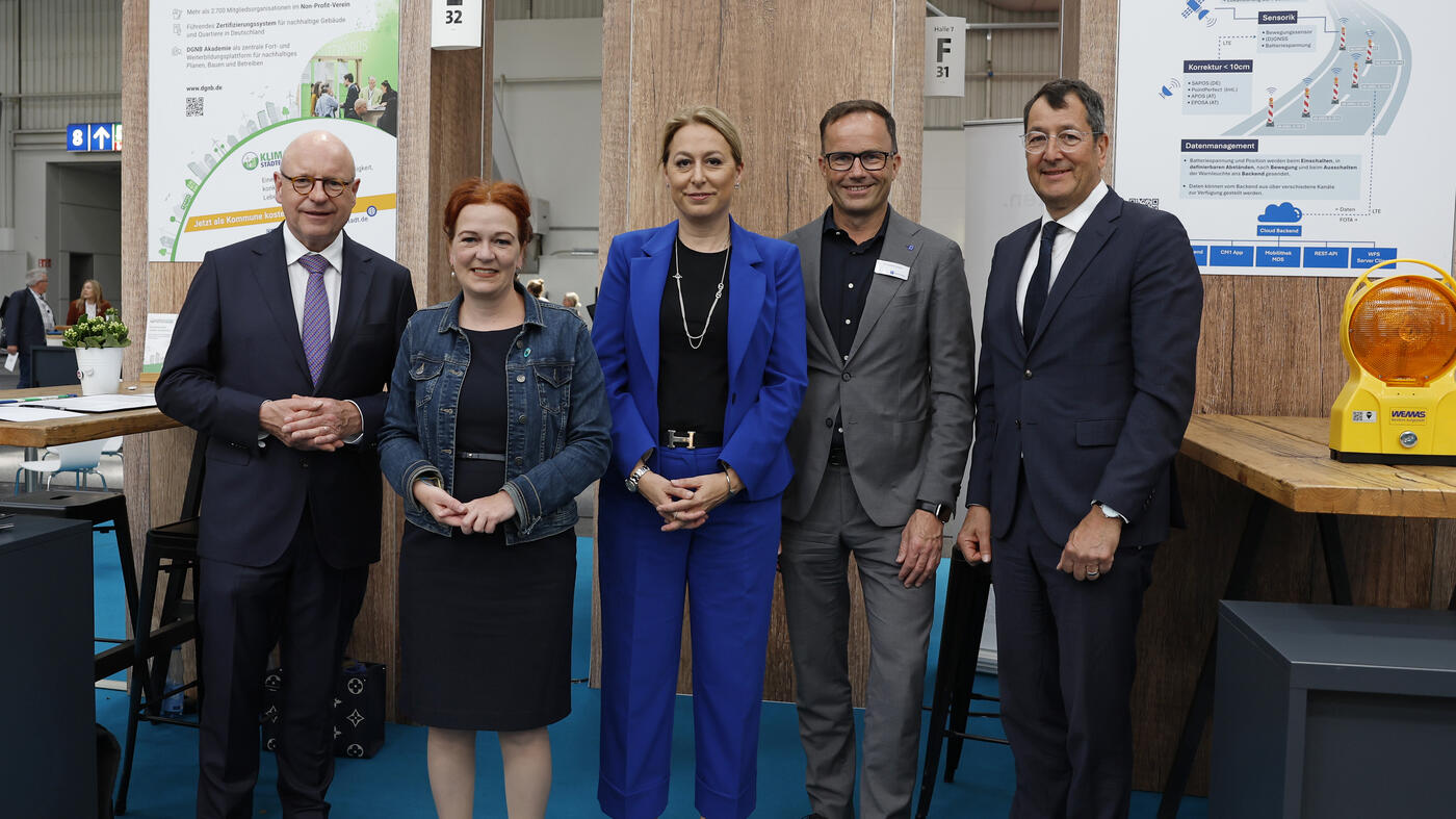 Gruppenbild von Dr. christine Lemaitre und Vertretenden des Deutschen Städtetags