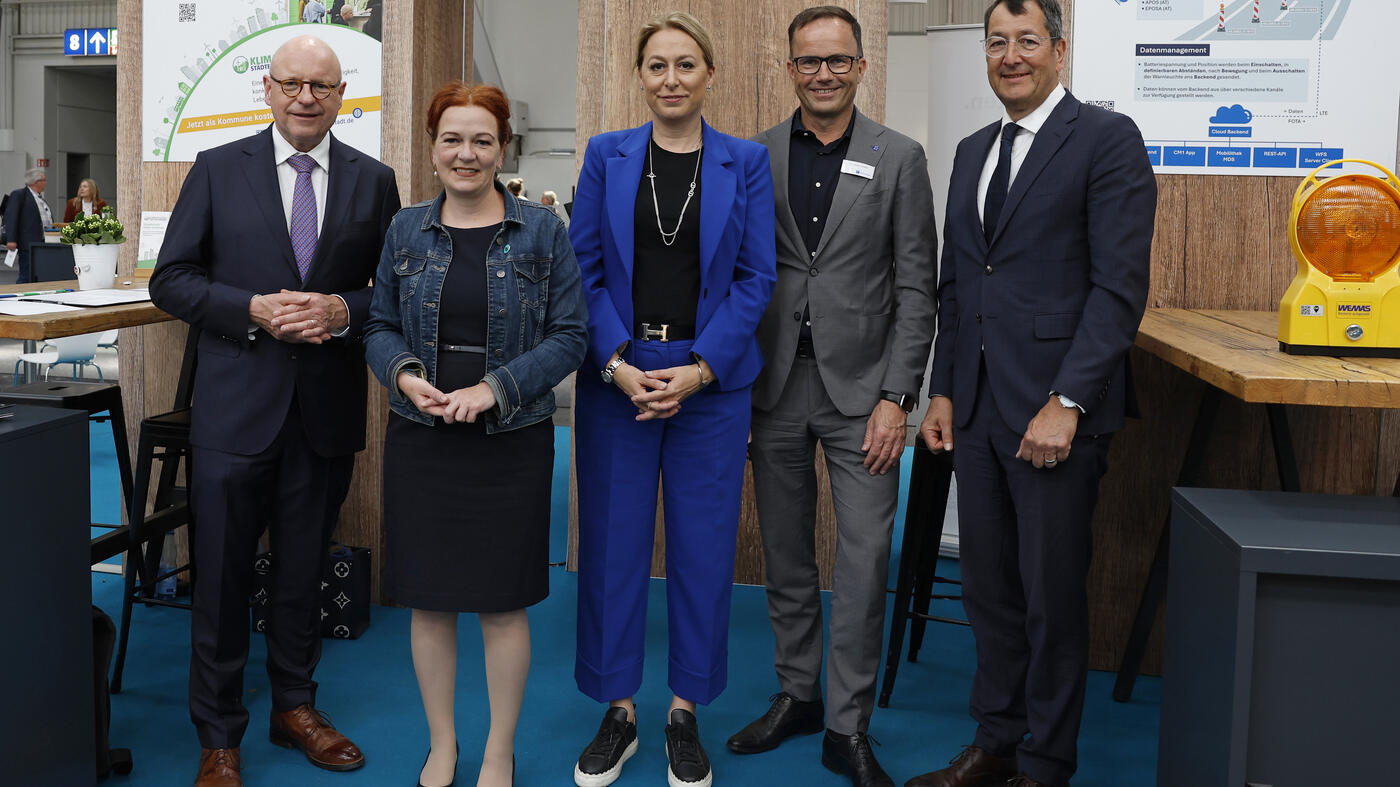 Gruppenbild von Dr. christine Lemaitre und Vertretenden des Deutschen Städtetags