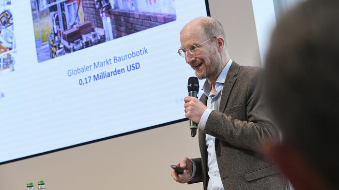 Referent bei einem Impulsvortrag zum DGNB Ideenlabor 2025.