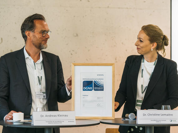 Dr. Andreas Kleinau, Geschäftsführer der HafenCity Hamburg GmbH und Dr. Christine Lemaitre, Geschäftsführender Vorstand der DGNB stellen die neue DGNB Sonderauszeichnung Umweltzeichen vor | Quelle: Miguel Ferraz