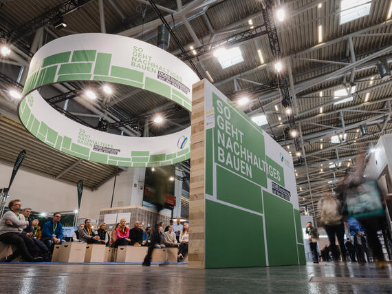 BAU25 Tag 1 DGNB Stand Closer