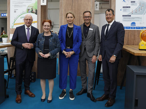 Gruppenbild von Dr. christine Lemaitre und Vertretenden des Deutschen Städtetags